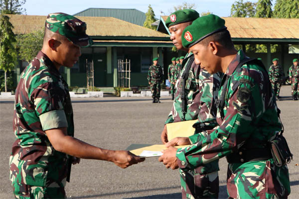 Dua Babinsa Berprestasi Dapat Penghargaan Halaman 7