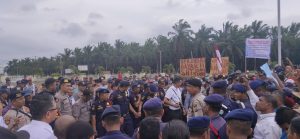 Aksi unjukrasa membawa berbagai spanduk 