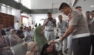 Dirlantas Polda Aceh Sosialisasi Penggunaan Disinfektan dan Bagikan Masker