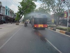 Penyemprotan disinfektan di kota Langsa. Foto h7 - antoedy -