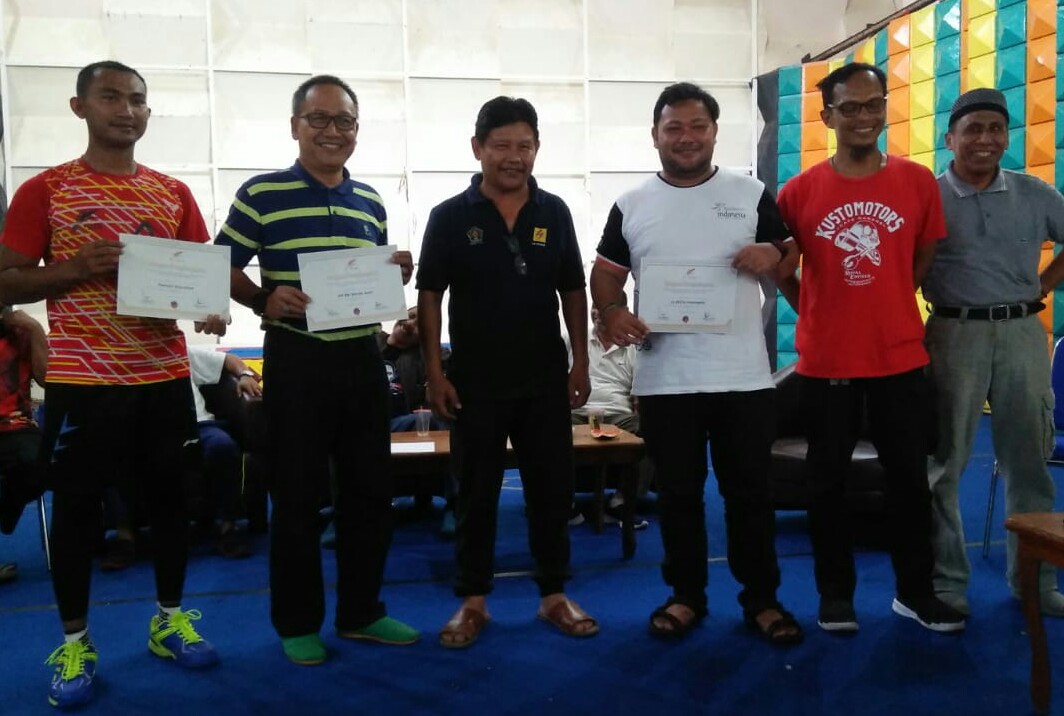 Para sponsor dan ketua PB PENA berfoto bersama usai penyerahan piagam. Foto h7 - ronee