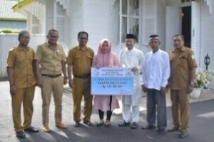 Bupati Atam Serahkan Klaim Asuransi Nelayan
