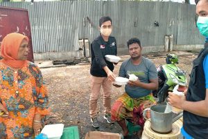 ACT-MRI Bagikan Makanan Siap Saji bagi Pekerja Harian