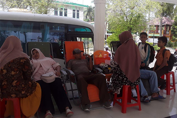 Warga Mendonorkan Darah di Lapangan Merdeka Langsa. Foto h7 - antoedy