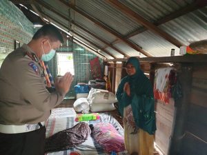 Masyarakat Miskin Dapat Sembako dari Dir Lantas