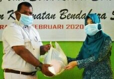 Ketua TP PKK Aceh Tamiang Rita Syntia serahkan Sembako pada tim medis. FOTO h7 - istimewa -