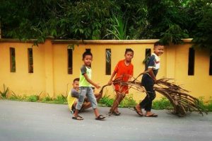 Gembiranya Anak-anak Bermain Pelepah Pinang