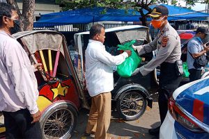 7 Polres Berlomba Bagikan Sembako dan Masker