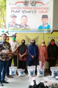 Bapera dan KNPI bagi Paket Sembako untuk Taman DLH Langsa