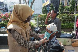 Dyah Bagikan Masker Produksi SMKN 3 Banda Aceh
