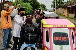 H Idris Arlem Bagikan Masker dan Uang Sabun untuk Penarik Becak
