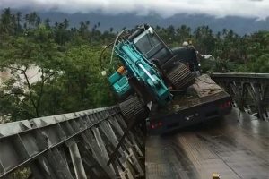 Jembatan Ambruk, Trado dan Excavator Terperosok