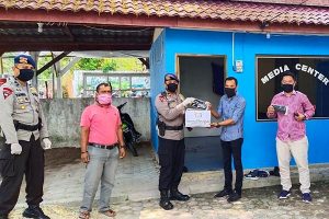 Brimob Kompi 2 Pelopor Bagikan Masker Untuk Wartawan