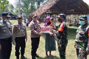 Kompak, TNI-Polri Bagikan Sembako untuk Warga Aceh Timur