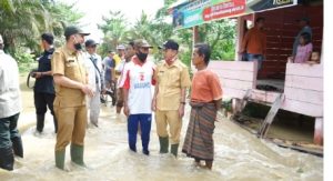 Bupati Tinjau dan Bantu Warga Terdampak Banjir