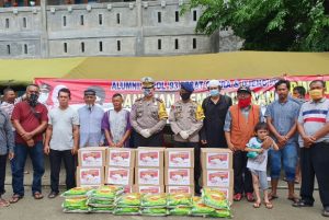 Pengungsi Garot dapat Sembako dari Dir Lantas dan Dansat Brimob Polda Aceh