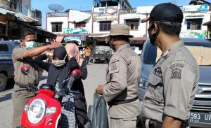 Satpol PP Atim Bagi Masker di Jalan