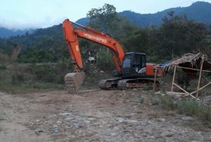 Excavator BPBD Agara Kerja di Proyek Tanpa Plang