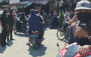 Satpol PP Bagi 800 Masker bagi Pengendara Lalulintas di Seruway