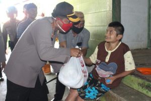 Terjun Langsung ke Lapangan, Kapolresta Serahkan 400 Paket Bansos
