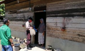 Polsek Sawang Salurkan Bansos bagi Masyarakat Miskin