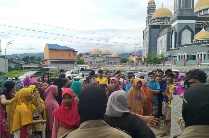 Terancam Hanyut, Warga Demo Rumah Bupati Agara