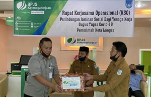 BPJS Ketenagakerjaan Serahkan 2.000 Masker