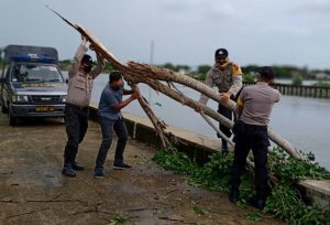 Polsek Jaya Baru Bersihkan Pohon Tumbang di Krueng Neng