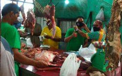 BNNK Atam Bagikan Masker di Pasar Daging