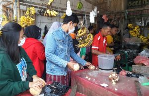 Kaget, Hanya Untuk Beli Sebiji Kelapa Aceh Harus Antri Panjang