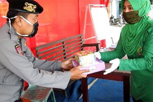 Persit Kodim 0117/Atam Bagi-bagi Nasi Kotak dan Takjil