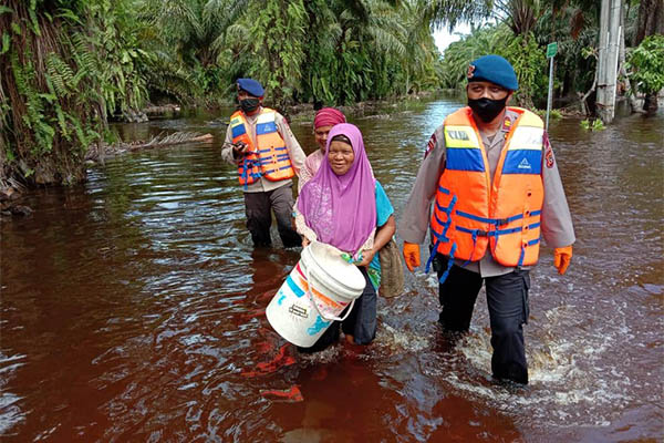 Yon C Pelopor Satbrimob Bantu Warga Terkena Banjir Trumon