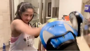 Luapkan Amarah, Dewi Perssik Latihan Tinju