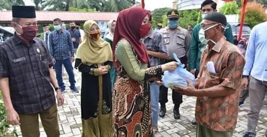 Diyah Erti Serahkan Bantuan Rumah Otsus Aceh dan Sembako di Aceh Tamiang
