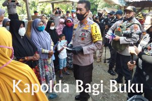 Kapolda Aceh Bagi Buku dan Sembako di Leupung