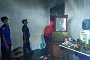 Kompresor AC Bakar Rumah Warga Lampisang