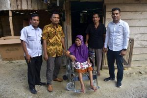 Tiga Warga Manyak Payed Terima Kursi Roda