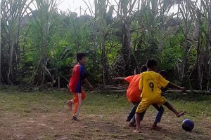 Ketika Anak-Anak Kampung Tunjukkan Talenta Bermain Bola
