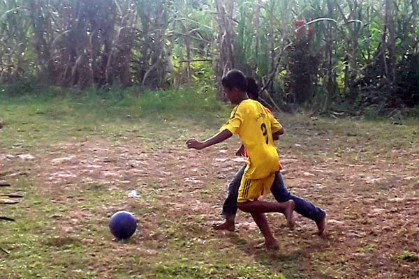 Ketika Anak-Anak Kampung Tunjukkan Talenta Bermain Bola – Halaman 7