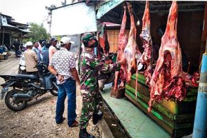 Jelang  Idul Adha, Babinsa Pantau Penjualan Daging Meugang