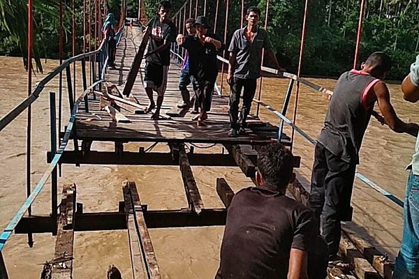 Kayu Bantuan Dir Lantas Perbaiki Jembatan Gantung di Krueng Simpo