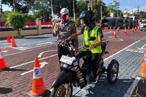 Berhasil Lolos dari Tantangan Dir Lantas, Penyandang Disabilitas Dihadiahi SIM D Gratis