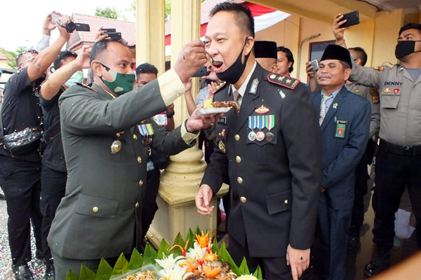 Dandim Beri Sulang Mesra untuk Kapolres Aceh Tamiang