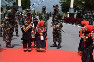 Berkunjung ke Gayo, Pangdam IM Diselendangi Kerawang Gayo