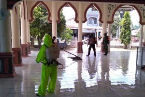 Jelang Idul Adha, Polsek Sawang Sterilkan Masjid dan Bagi Bansos untuk Lansia