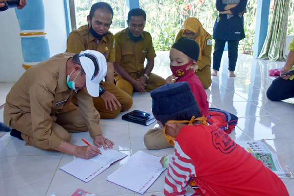 Bupati Lihat Langsung Program Visit Home Besutan Para Guru