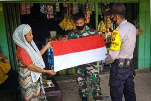 TNI-Polri Bagikan Merah Putih pada Masyarakat