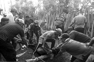 Babinsa Bandar Baru Bantu Warga Potong Hewan Kurban