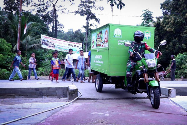 Keren! Lihat Apa yang Dilakukan Babinsa Ini Terhadap Anak-anak