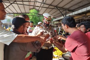 Wabah Covid-19 Makin Tinggi di Aceh, Dit Lantas Bagi 1.000 Masker di Pasar Lambaro